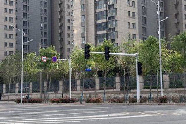 郑州这里的红绿灯形同虚设 回复：正在积极推进中