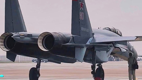 #上热门 苏-35战斗机，机长22.2m，机高6.4m，翼展14.7m