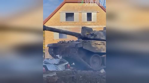 乌军挑战者2坦克在前线作战 直接碾压战车残骸向前进击