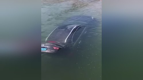 英菲尼迪涉水失败陷入河道 整个车身被淹如同“潜水”