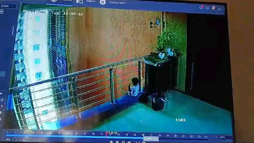 印度一男孩钻过7楼栏杆坠楼身亡 监控拍下全过程