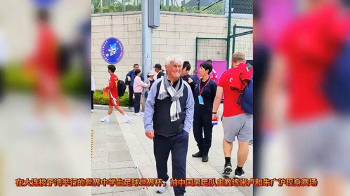 中国足协主席宋凯为斩获中学生足球世界杯冠军的中国男.女队颁奖