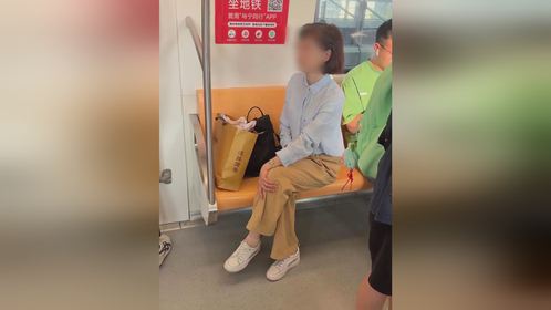 地铁上没素质的人！女子故意用包和袋子霸占座位