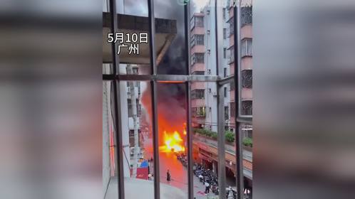 广州多辆电动车燃烧起火 火势猛烈烧的噼里啪啦作响