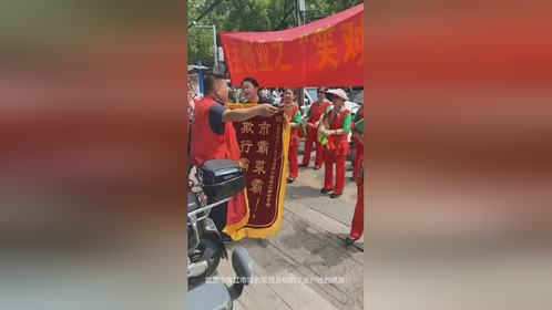 “市霸菜霸，欺行霸市！”武汉宾江市场管理员收到业户送的锦旗！