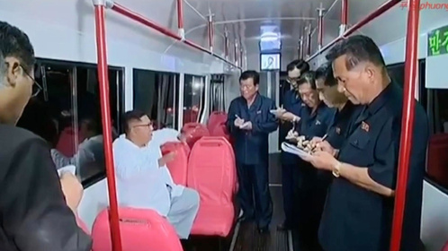 大家注意看！金正恩亲自坐地铁的真实影像，太可怕了！