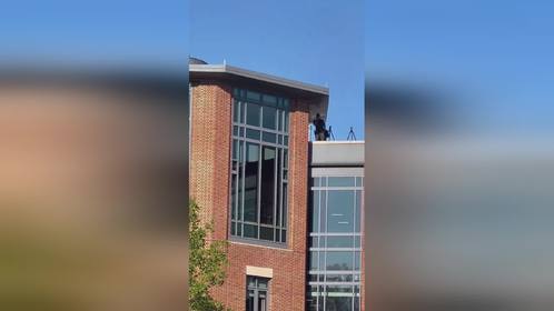 俄亥俄大学屋顶上的狙击手俄亥俄大学发言人本·约翰逊 (Ben Johnson）回复称屋顶上的人是“处...