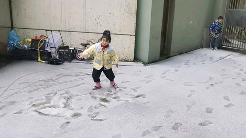 薄薄的一层雪给孩子们带来了无穷的快乐
