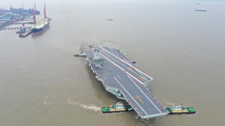 中国第三艘航母福建舰开展首次海试