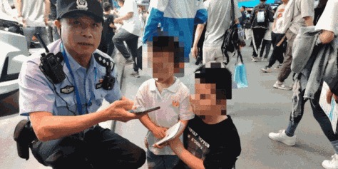 北京车展 民警“捡”了十来个娃