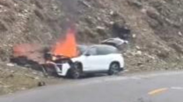 新能源车在山路上起火 扑灭后已经被烧成了一堆铁渣