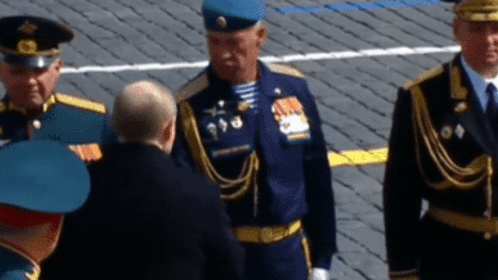尴尬！两名和瓦格纳关系密切的军官拒绝向前来握手的普京敬军礼