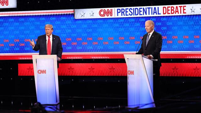 当地时间6月27日，特朗普（左）与拜登（右）参加电视辩论。图源：美媒