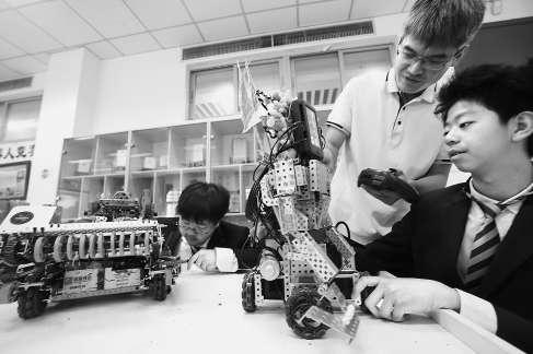 北京八十中学学生在通用技术3D实验室展示自主设计的机器人。本报记者 程功 摄