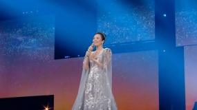 章子怡在“湾区升明月”2023大湾区电影音乐晚会演唱《港》