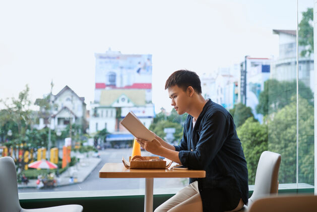 羊角面包在咖啡店看书的人男人桌子休息