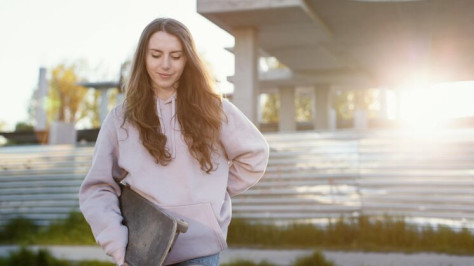 青年拿着滑板的中枪女孩运动户外运动