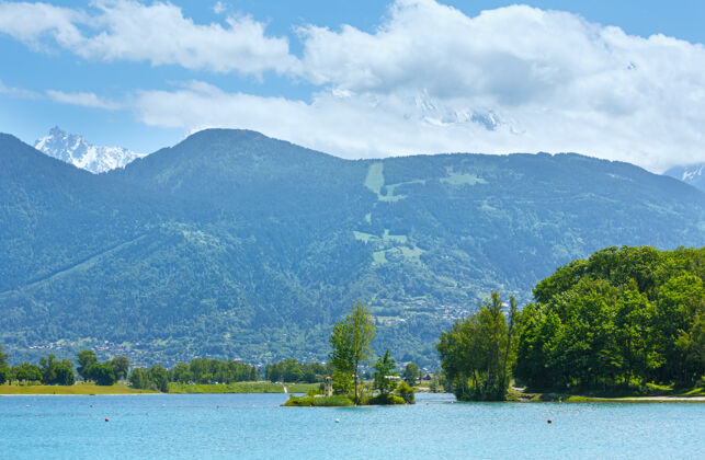 谷帕西湖和勃朗峰山丘夏季景观（夏蒙尼 法国）峰岭岛屿