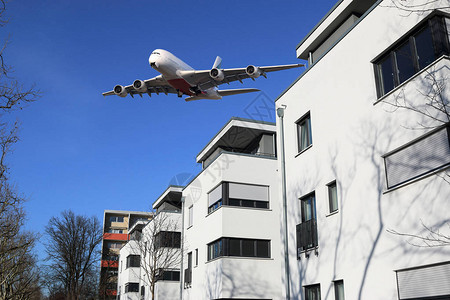 飞机噪音在住宅楼上空的大图片