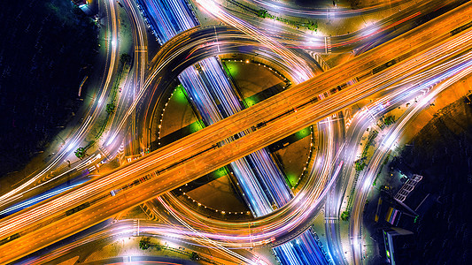 夜间环路和高速公路的空中交通观察  是的 长官景观基础设施技术车辆街道路口办公室城市速度迂回图片