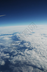 云的鸟瞰图航空市中心交通薄雾运动蓝色窗户旅行航拍池塘图片