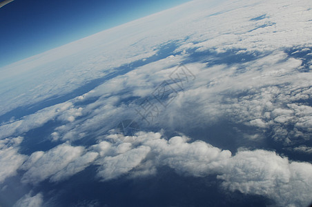 云的鸟瞰图薄雾蓝色池塘航拍市中心交通航空航班窗户运动图片