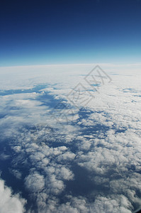 云的鸟瞰图池塘航班交通旅行窗户蓝色运动航空市中心航拍图片