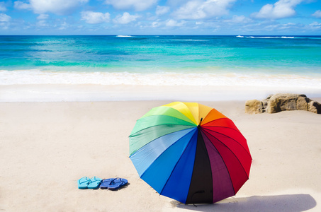彩虹伞和翻转翻牌夏天背景照片