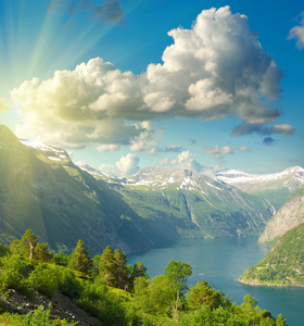 夏天风景。蓝蓝的天空 山脉和峡湾照片