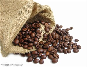 品味咖啡-麻袋中散出的咖啡豆