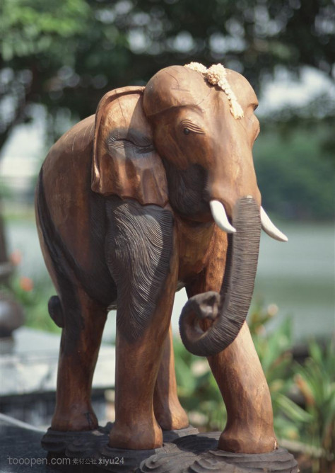 世界风情-木头雕刻的大象