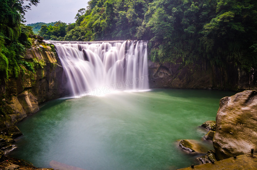 山水瀑布风景图片