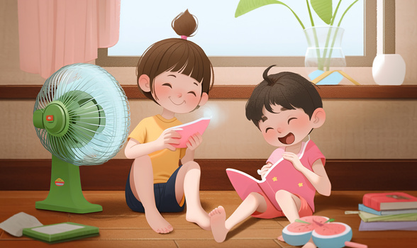 炎热夏天可爱的小朋友在客厅吹着电风扇乘凉避暑图片