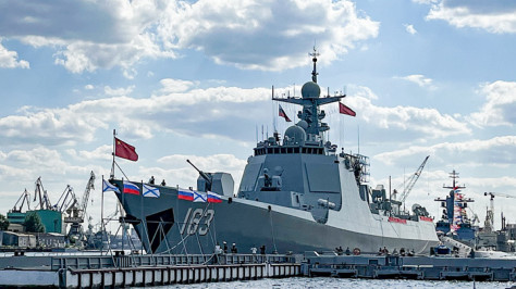 中国海军焦作舰抵俄参加俄罗斯海军节活动
