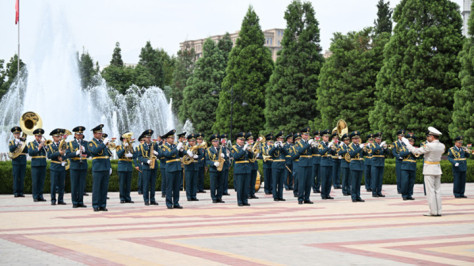 习近平在杜尚别出席塔吉克斯坦总统拉赫蒙举行的欢迎仪式