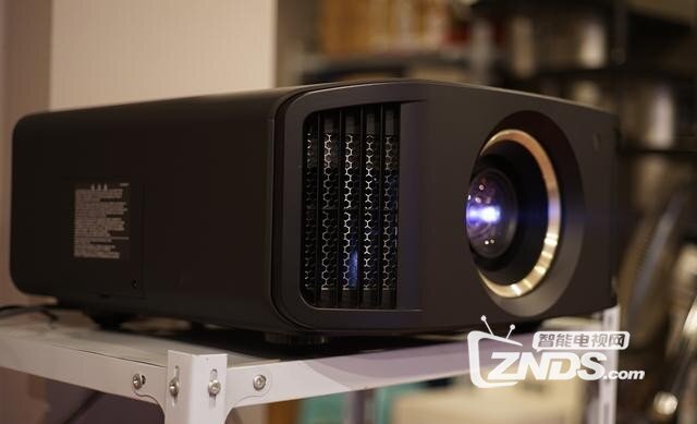 近9万的JVC N8家庭影院投影机试用评测：800000:1对比度P3色域