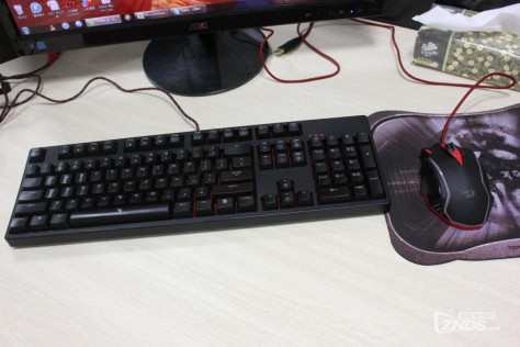 看看我的办公装备，机械键盘和游戏鼠标