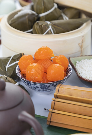 端午节美食粽子咸鸭蛋摄影图