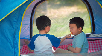 1080夏天户外露营儿童帐篷内吃零食玩耍实拍