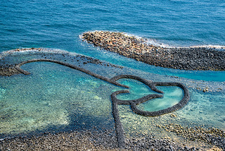 双心石潮汐堰在奇美岛, 澎湖地标, 台湾著名风光.
