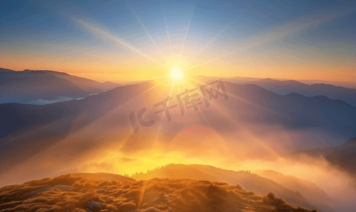 摄影照片_天空薄雾山观在黎明前的清晨仰望山顶清晨日出在高山上.