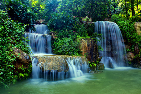 摄影照片_广州帽峰山森林公园山水瀑布摄影图配图