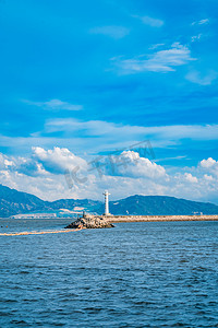 夏日出游大海蓝天海岸摄影图配图