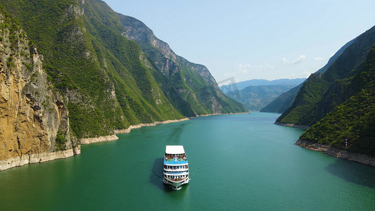 摄影照片_航拍重庆长江游轮驶过峡谷旅游宣传