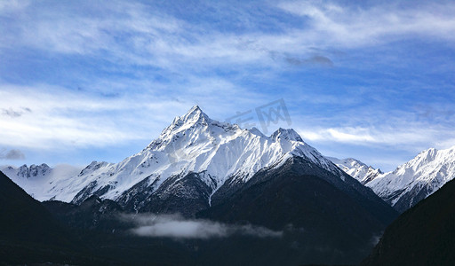 西藏雪山山峰山峦摄影图