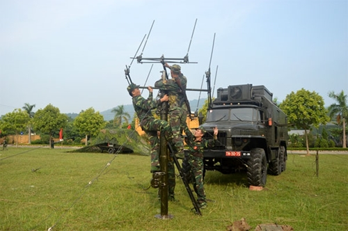 越南电子对抗部队部署器材以执行任务