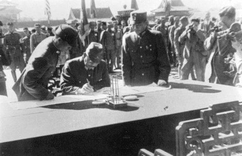 中国北平战区日本投降代表在“投降书”上签字