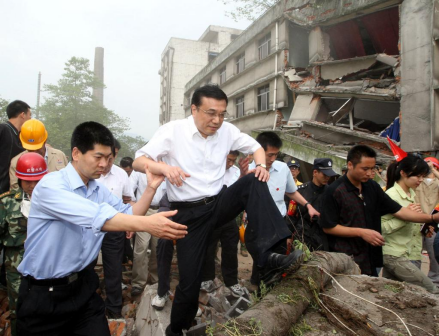 2008年5月19日，李克强同志在四川地震灾区察看灾情。