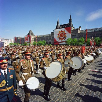 参加卫国战争胜利45周年阅兵式的苏军联合军乐团行进演奏退场