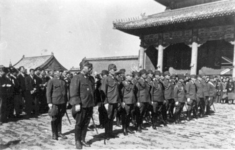 日本军人老老实实站立一旁，等待签降交刀。